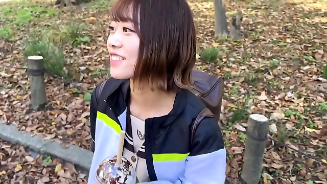 JAV 熟女シーンを含む甘美な曲線美の魅惑的な女性