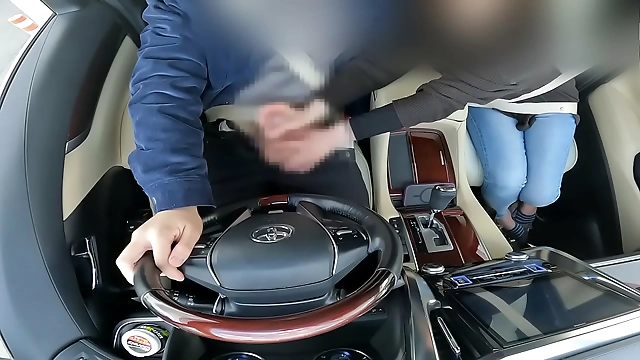 JAV淫乱女が運転中に手コキでイキまくる！