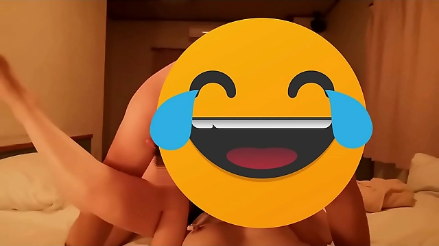 JAV美女の甘美な脚が生々しい情熱で彼を包み込む