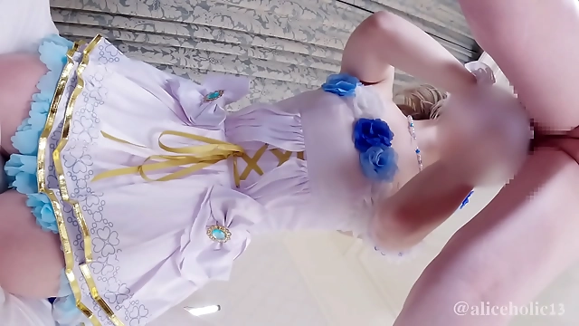 ウェディングドレスに身を包んだアイドルコスプレイヤーの魅力に迫る