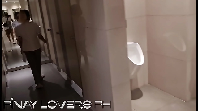 カメラに撮られた～セクシーなピナイ人教師が公衆トイレでエッチなことをする！