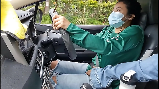 クレイジーな日本のグラブ・ドライバーの女の子たちが、乗客にお金を差し出して蒸し暑いセックス・セッションをする！その様子をご覧あれ！