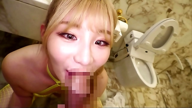 タイトなワンピース姿のブロンド湘南ベイブで、あなたの内なる女神を解き放とう！