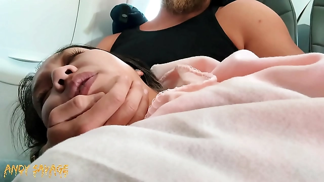 マイル・ハイ・フックアップを暴露する～飛行機の中でセクシーなアジア人と公開性交