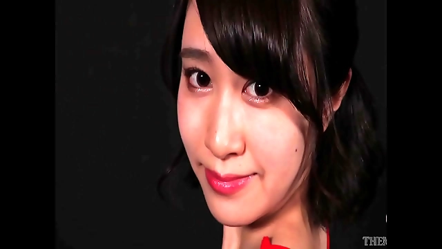 レッド・ホット・セダクション～セクシーなカーブを持つキューティーがエッチなポーズをとる！