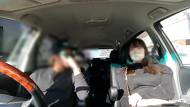 巨乳でエッチな日本の女子校生を紹介する。