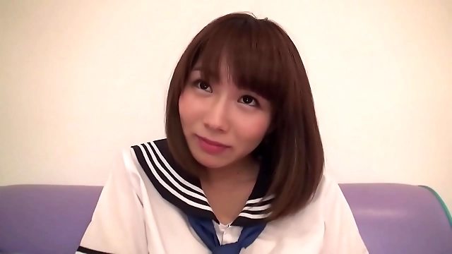 日本のコスプレ・センセーション、ゆかちゃんのびしょ濡れオマンコ・プレイ - 彼女の甘美な唇に触れて感じよう！