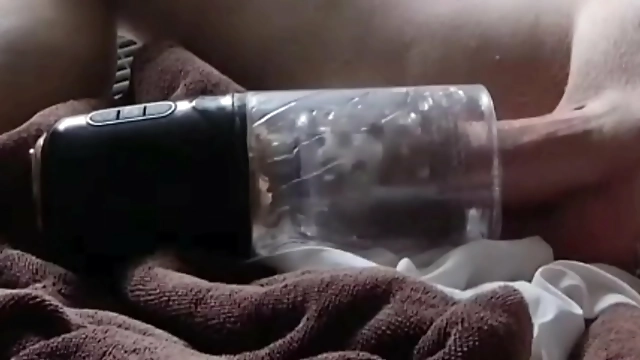 日本の魅惑的な女性は、セックスの玩具とザーメンで快感を得る