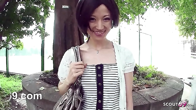 暴露～甘美な日本のティーンエイジャーが車の中で見知らぬ男と秘密の性行為に及んだ