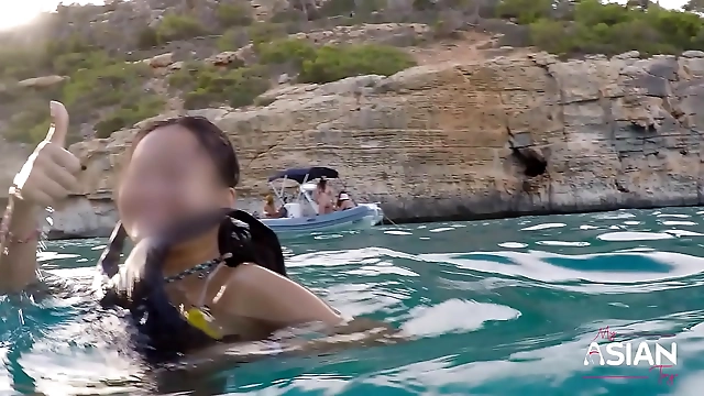 暴露～貪欲で甘美な魅惑的な女性が、ラフな野外セックスショーでダウン＆ダーティになる