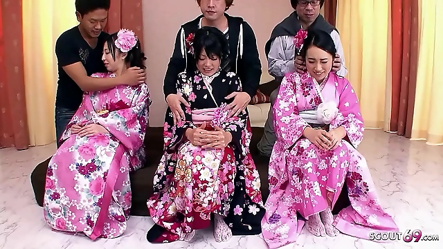 毛深いオマンコを持つJAVティーンたちが日本では珍しい乱交を繰り広げる