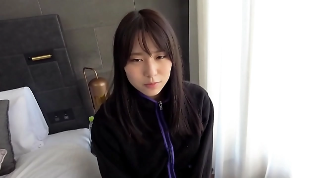 淫らな秘密を暴く～エッチな巨乳オトコとバスケスの処女家出娘（前編）