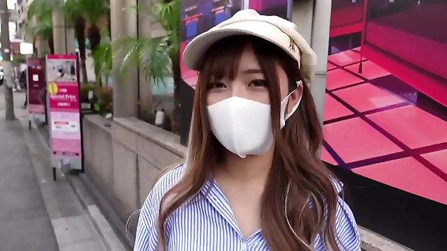 甘美な日本の魅惑的な女性は、スチームビデオで魅力的な体を公開する