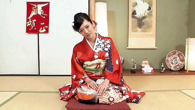 甘美な茂みを持つ日本の熟女が、ハングド・スタッドに掘られる